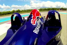 乘坐英菲尼迪红牛F1方程式赛车，2个乘客座位，爽到极点