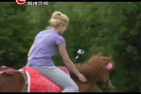 美国妞体验骑马牧羊妙趣横生，享受大草原上的生活视频封面