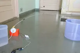 牛人把瓶盖加工成自动喷水器，从此他再也不用费劲去浇花了图片