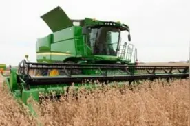 麦收时节, 约翰迪尔S680小麦收割机来帮忙图片