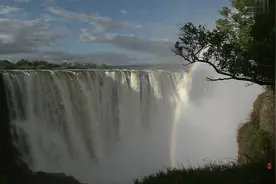 Lily Allen 的《22》这首歌很适合给20岁迷茫的女生敲响警钟