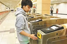 北京：明起地铁全网可刷二维码乘车图片