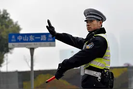 劳动者之歌｜这名交警不简单：是外滩活地图，还会用英语执法图片