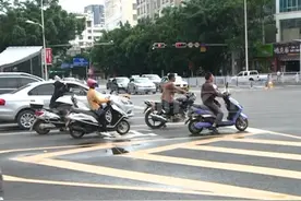 摩托车、电动车左转很“憋屈” 在文山城骑车过十字路口如何走？图片