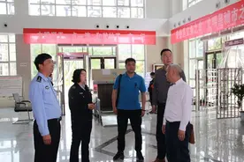 岚皋交警：沙建荣副支队长检查客运车辆交通安全管理工作图片