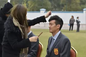 是上港队男神，更是门神，会扑点球的颜骏凌当然是头号国门图片