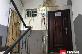 四川内江一小区住户家门口一个月被泼5次粪   监控被人偷走图片