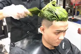小哥剪发要求跟别人不一样，剪完还要来点绿变化确实有点大！