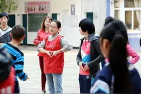 齐齐哈尔一学生卖水赚饭钱 爱心志愿者知情后仗义相助图片