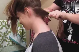 妹纸嫌闷着太热，将脖子后的头发剃光后，瞬间清爽多了！