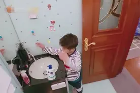 安迪一到家就开始欣赏自己的新发型，看起来很满意，太酷了视频封面