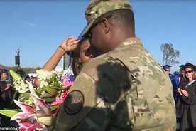 美国军人父亲与爱女毕业典礼重聚 相拥而泣图片