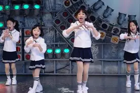 4个小萝莉超可爱的舞蹈表演，网友：又要骗我生女儿！视频封面