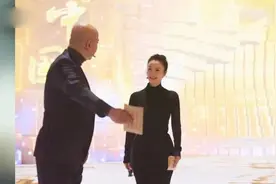 陶虹与老公徐峥罕见同台对视笑意盈盈，动情念信潸然泪下！视频封面