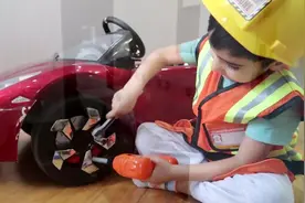 趣味启蒙，小男孩一人扮演三个角色，有小丑、警察和消防员视频封面