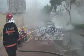 小轿车自燃浓烟滚滚 油箱烈火高温烘烤极易爆炸图片