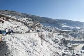 国道348线昭觉解放沟大雪管制 交警手推上百辆被困车辆图片
