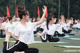 女子国旗护卫队首次亮相川大锦江校运动会，学生直呼：“帅炸”图片