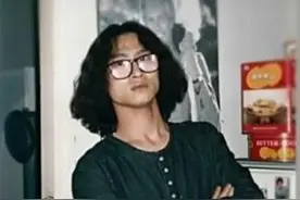 汪峰早年青涩旧照曝光 戴黑框眼镜显文艺书生气质图片