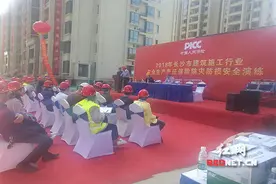 高空坠落这样救援 长沙建筑施工行业安全演练在岳麓区举行图片