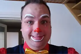 比利时一名职业小丑杀死前女友 强迫女友的三个孩子目睹全过程图片