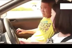 给老婆讲了一个笑话，老婆没笑，没想到柜子里的男人却笑了！视频封面