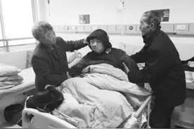 儿子患“怪病”瘫在床上 六旬父母有心救儿却无力图片