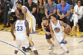 NBA2K战术教学：控卫持球高位同向双掩护图片