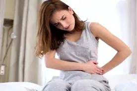 20岁女孩突然月经发黑，多次询问说出真相，气的医生大骂男友无知