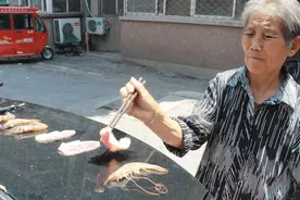 大妈车后备箱上烧烤 40°C高温天气,鸡蛋都熟了图片