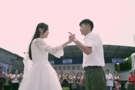 姑娘穿婚纱追回即将离去的男友，所有乘客的呼声让反对的母亲放手视频封面