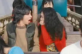 吃货美女吃撑坐海盗船，狂吐不止，心疼对面的人三秒钟