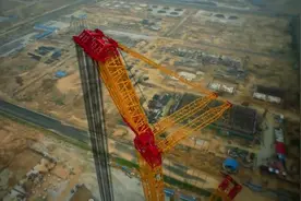 徐工XGC88000履带起重机，底下站着坐着有多少人视频封面