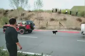 北汽BJ40挑战长城H9拔河，这技术不行刚开始就被拉跑了！