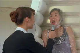 吴君如被用保鲜膜，绑全身体验减肥效果