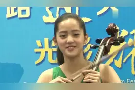 17岁欧阳娜娜捞金上亿 和闺蜜逛街却买平价衣服十分接地气视频封面