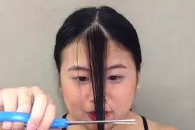 大圆脸胖姐剪齐刘海，瞬间年轻10岁，看起来还蛮可爱