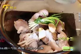 猪脚这样做金黄酥脆不油腻，而且隔着屏幕绝对让你口水直流