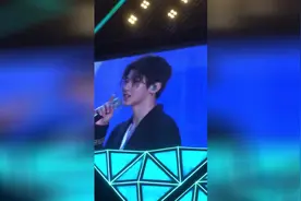 蔡徐坤泉州见面会 袜子一黑一白，坤坤：“是我的style！”视频封面