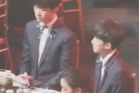 TFBOYS参加晚宴王源全程猛吃，千玺俊凯都在偷笑视频封面