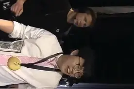 香锅扛奖杯，表情美滋滋