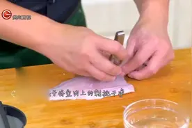 切好的“鲈鱼片”还要用小镊子拔掉鱼刺，这样吃起来一定过瘾