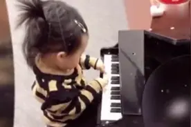 伊能静儿子抱米粒玩滑滑梯 实力撩妹连妈妈都服