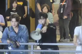 陈立农听到粉丝喊他，立马就走过去了，这样的爱豆谁不喜欢？视频封面