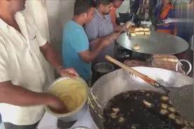 印度街头的网红餐厅，每天生意火爆，这一锅的油为什么这么黑？