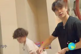 王嘉尔给3岁萌娃换尿布超暖，手忙脚乱还穿反了太搞笑！视频封面