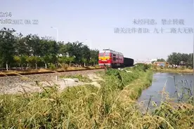 停运的天津李港铁路，南环涂装的内燃机车牵引货列通过津港运河桥视频封面