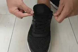 鞋子耳朵老是歪了？教你一招，怎么跑怎么跳鞋子耳朵都不会歪了