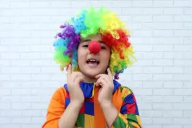 趣味启蒙，小正太兄弟站在沙发上唱歌，认识身体部位视频封面