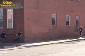 国外爆笑街头恶搞：小伙边跑边忽悠路人快跑，路人也跟着跑视频封面